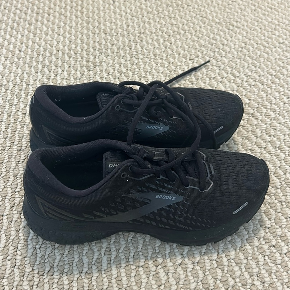 Brooks ghost running sneakers. Size 7. Good condition